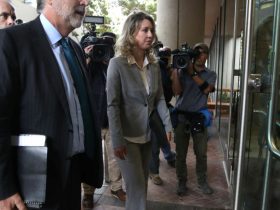 Cosplayers and courtroom drama: The Elizabeth Holmes Theranos trial is underway