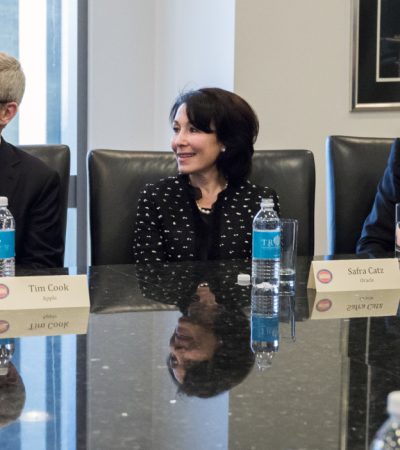 New e book about Tesla already inflicting drama between Elon Musk and Apple’s Tim Prepare dinner