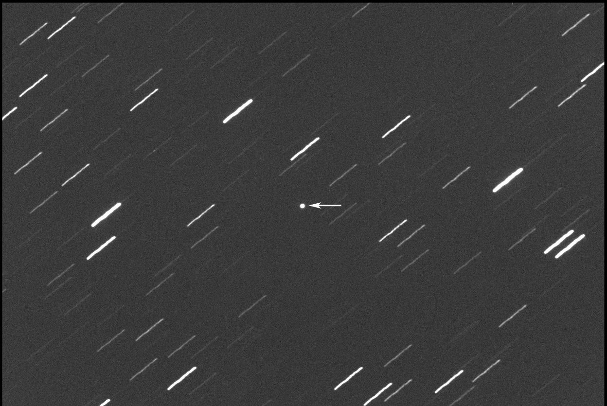 Astronomer captures picture of the massive mile-wide asteroid (safely) passing Earth